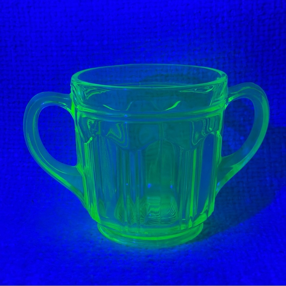 Antique Uranium Glass-Colonial Green Open
Sugar by Anchor Hocking - Picture 1 of 5